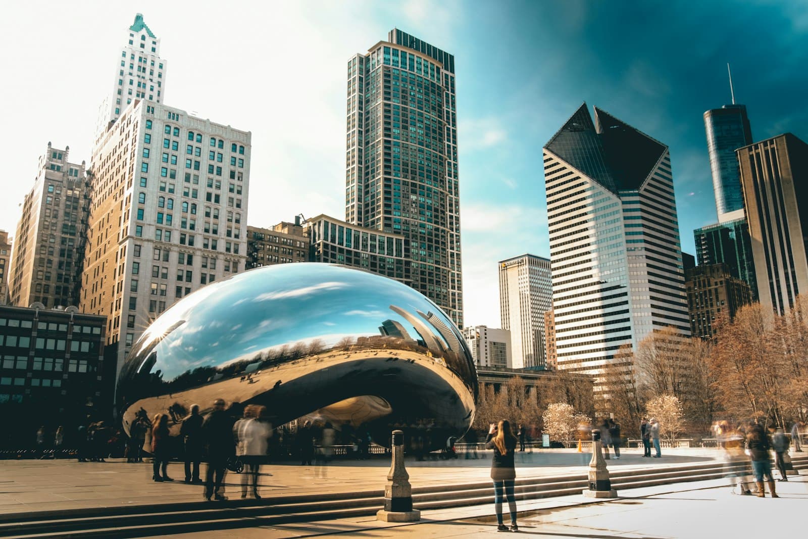 Cloud Gate and the Chicago skyline on a clear day